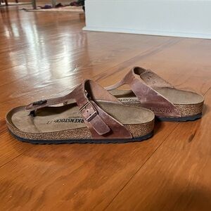 NEVER BEEN WORN GIZEH BIRKENSTOCKS! 
•size 40 (9-9.5 in women’s)